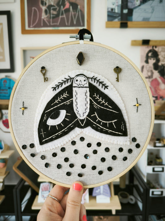 Falena ricamo con cornice