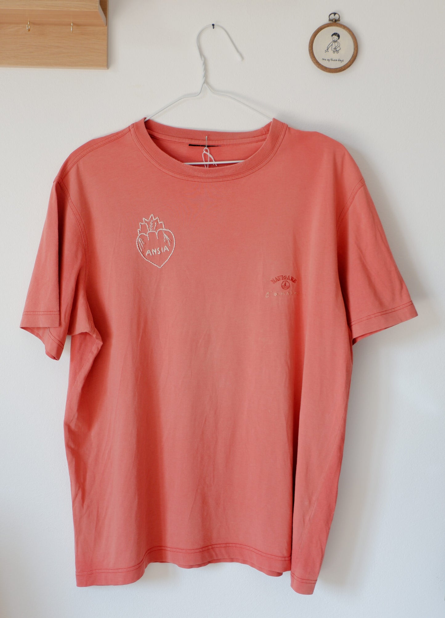 T-shirt ricamata Ansia