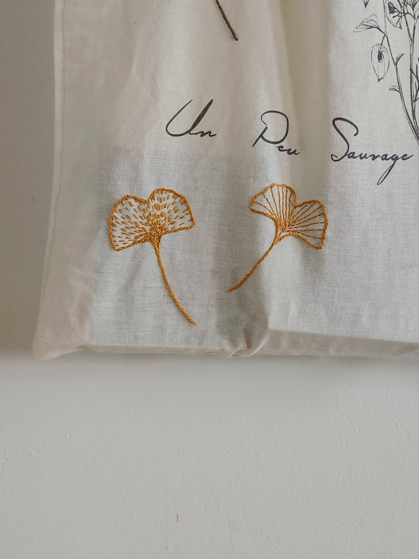 Tote bag Un Peu Sauvage ricamata a mano