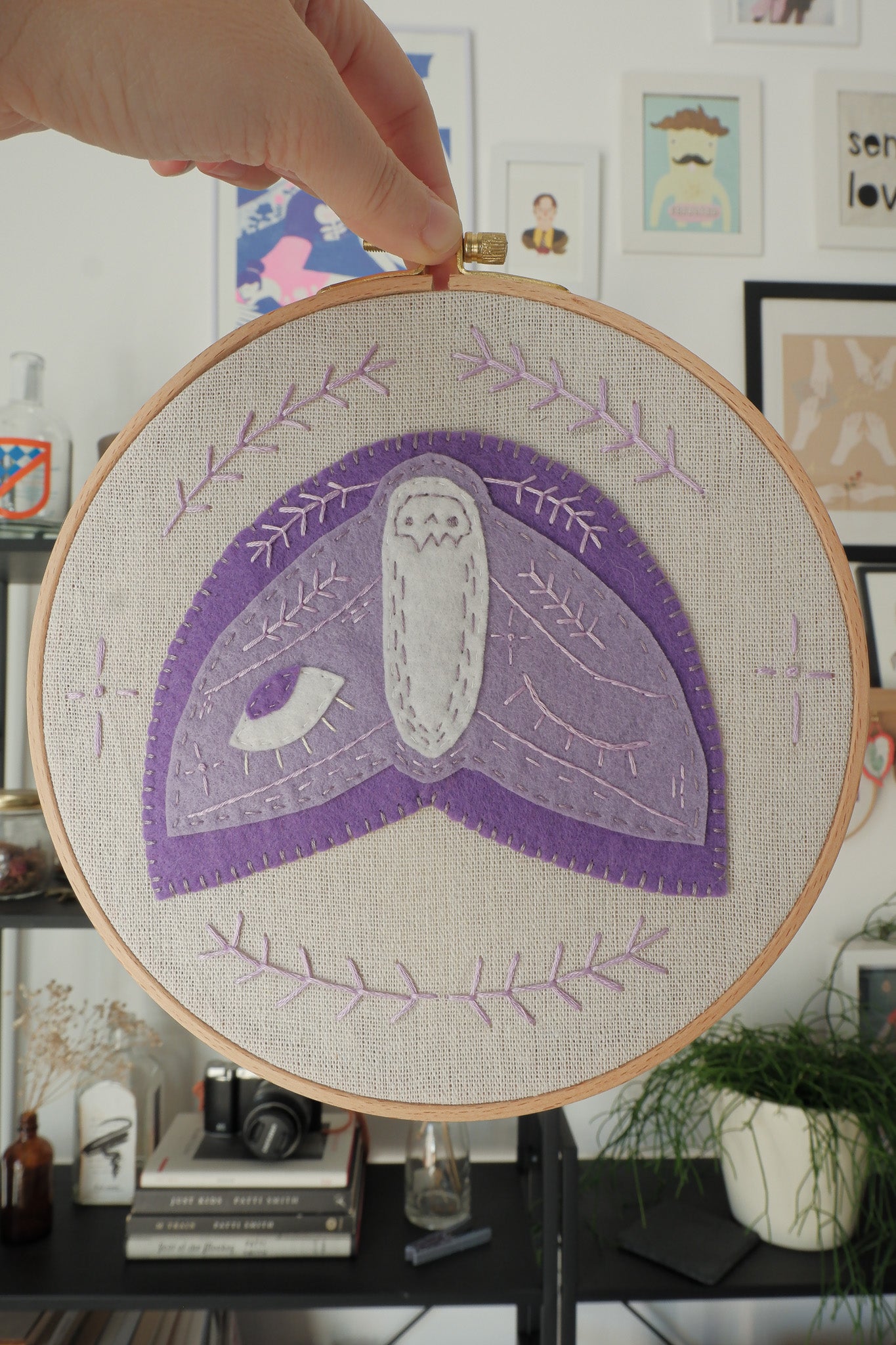 Falena ricamo con cornice