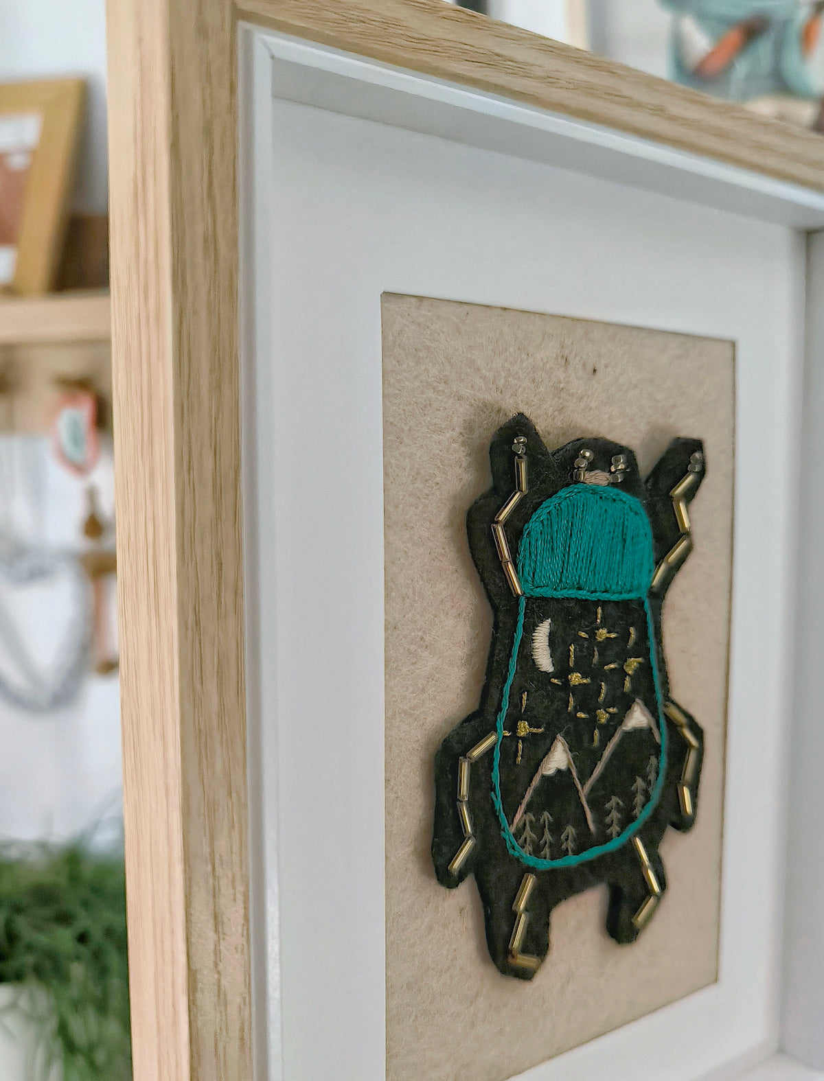 Scarabeo di montagna, illustrazione ricamata con cornice