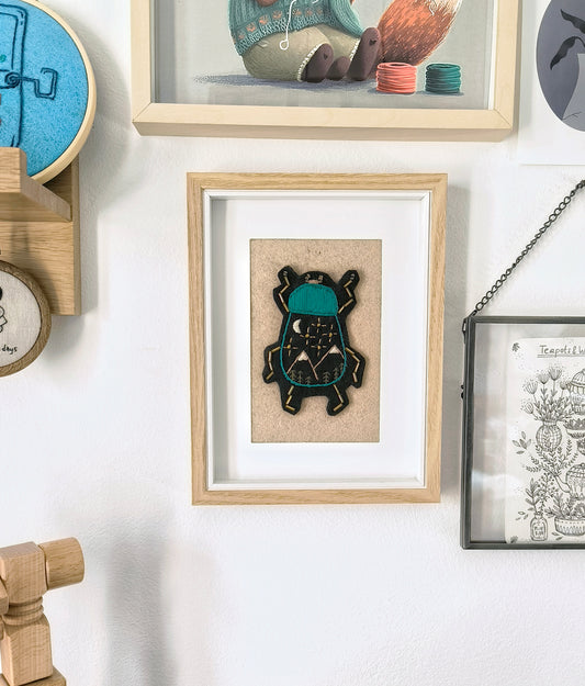 Scarabeo di montagna, illustrazione ricamata con cornice
