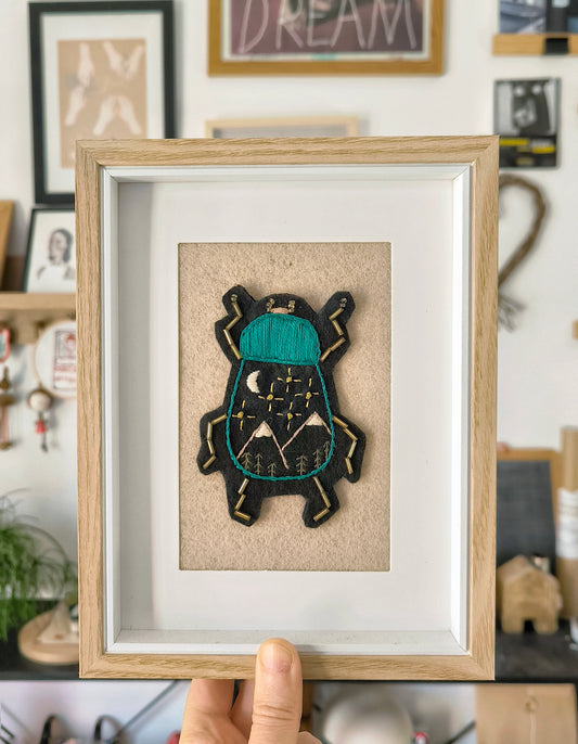 Scarabeo di montagna, illustrazione ricamata con cornice